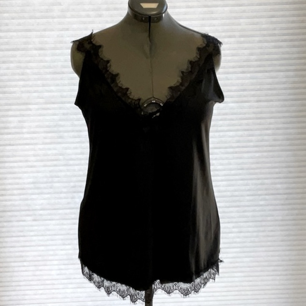 Silky camisole tank with lace in black. Polyester. Size XL